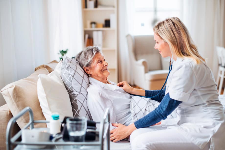 Atención y acompañamiento médico a abuelita con enfermedad grave